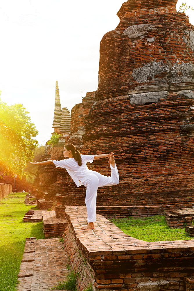 Yoga practitioner at a Thai temple, Thailand, Southeast Asia, Asia