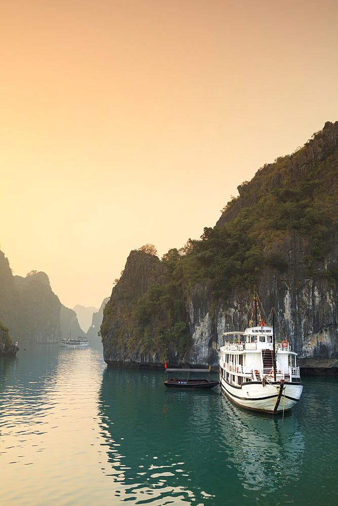 Boats on Halong Bay at dawn, UNESCO World Heritage Site, Vietnam, Indochina, Southeast Asia, Asia