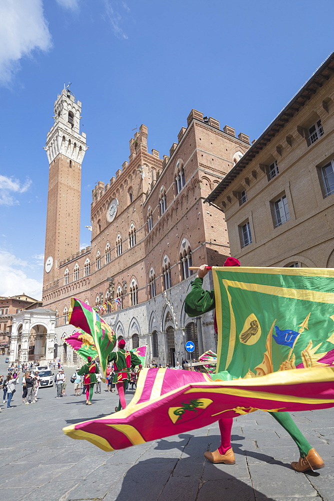 Typical exhibition of traditional clothes and flags of the different contradas, Piazza del Campo, Siena, UNESCO World Heritage Site, Tuscany, Italy, Europe