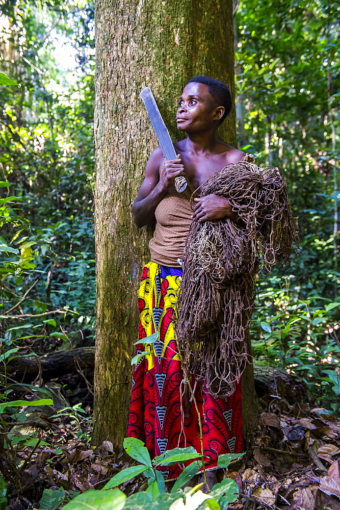 Baka pygmy woman hunting in the jungle in the Dzanga-Sangha Special Reserve, UNESCO World Heritage Site, Central African Republic, Africa