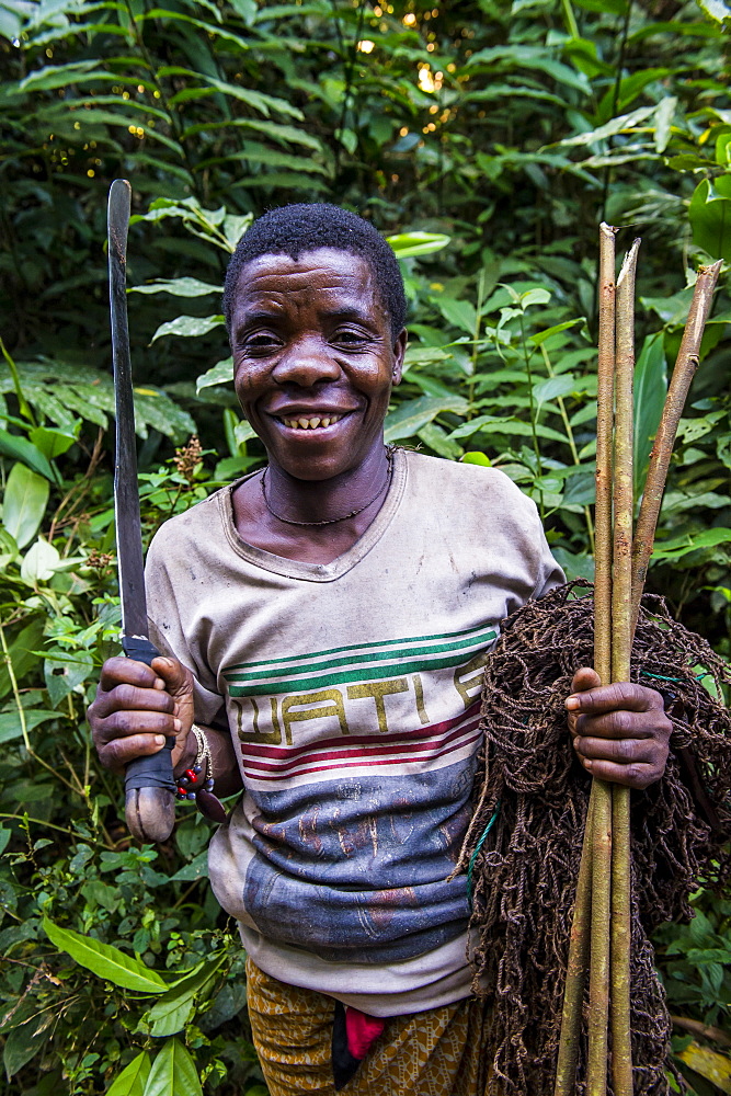 Baka pygmy man hunting in the jungle in the Dzanga-Sangha Special Reserve, UNESCO World Heritage Site, Central African Republic, Africa