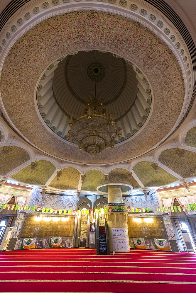 Main hall of the Maruf al-Karkhi Sufi Mosque, Baghdad, Iraq, Middle East