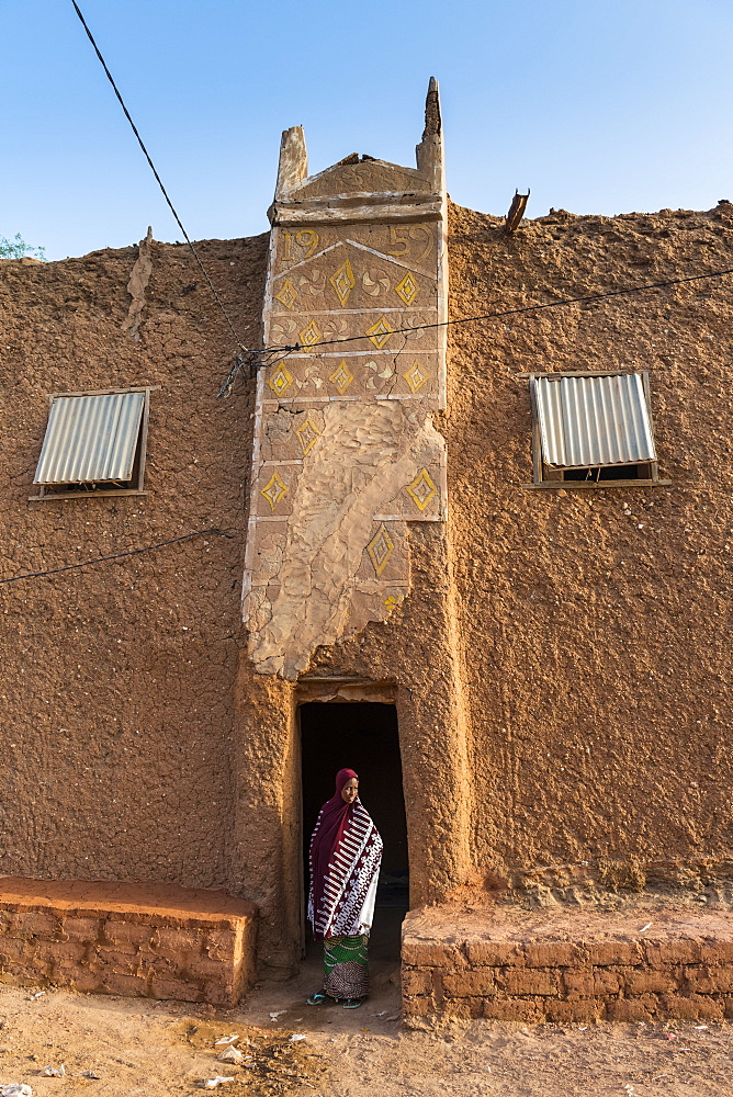 Young girl in front of a traditional house, UNESCO World Heritage Site, Agadez, Niger, West Africa, Africa