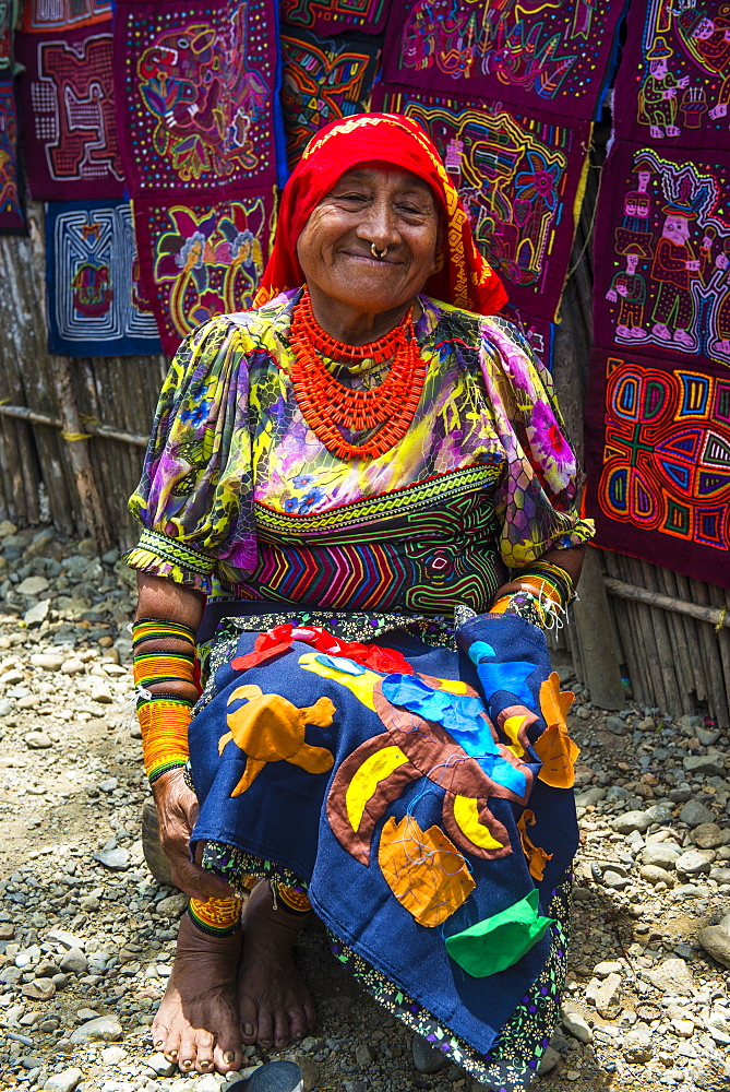 Tradfitional dressed Kuna Indian woman, Achutupu, San Blas Islands, Kuna Yala, Panama, Central America