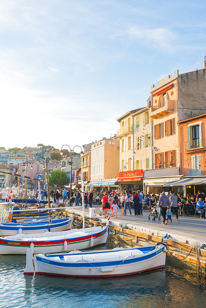 Boats in Cassis harbour, Bouches du Rhone, Provence, Provence-Alpes-Cote d'Azur, France, Europe