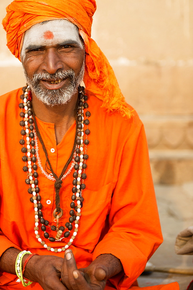 Sadhu on the banks of the Ganges, Varanasi (Benares), Uttar Pradesh, India, Asia