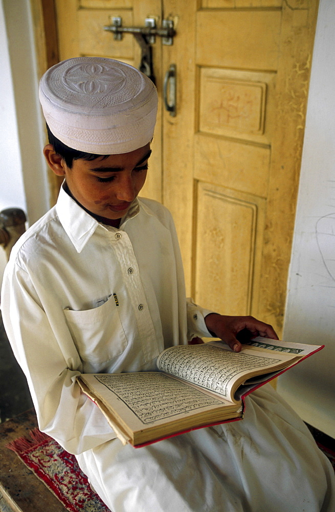 Religion, pakistan. Punjab. Children reading the koran at a madrassa mulim school