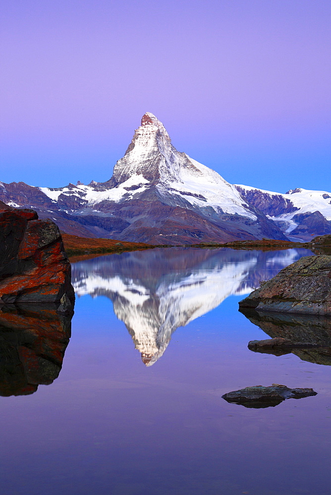 Matterhorn reflecting in mountain lake, Wallis, Schweiz