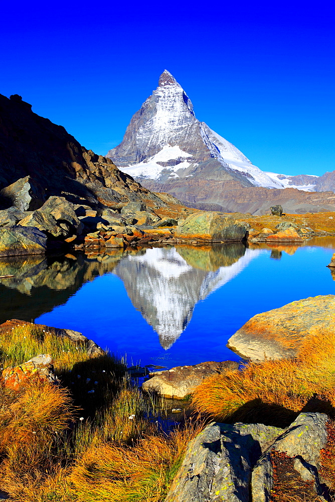 Matterhorn reflecting in mountain lake, Wallis, Schweiz