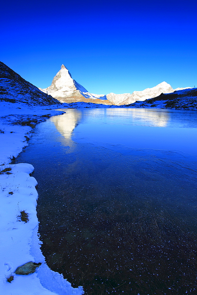 Matterhorn reflecting in mountain lake, Wallis, Schweiz