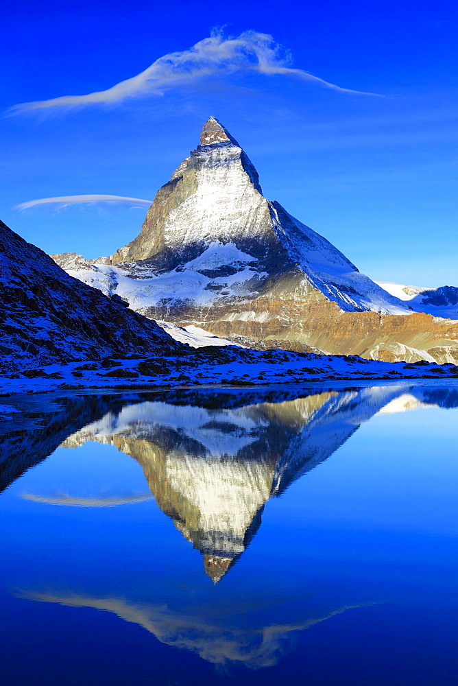 Matterhorn reflecting in mountain lake, Wallis, Schweiz