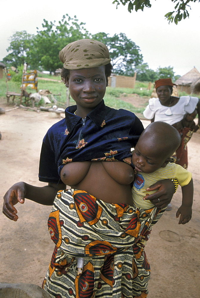 Benin woman and child of dassari n materi (north- benin)