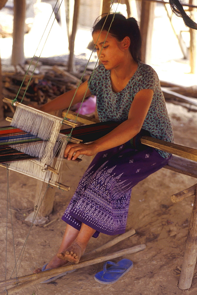 Labor woman weaving, village, luang prabang