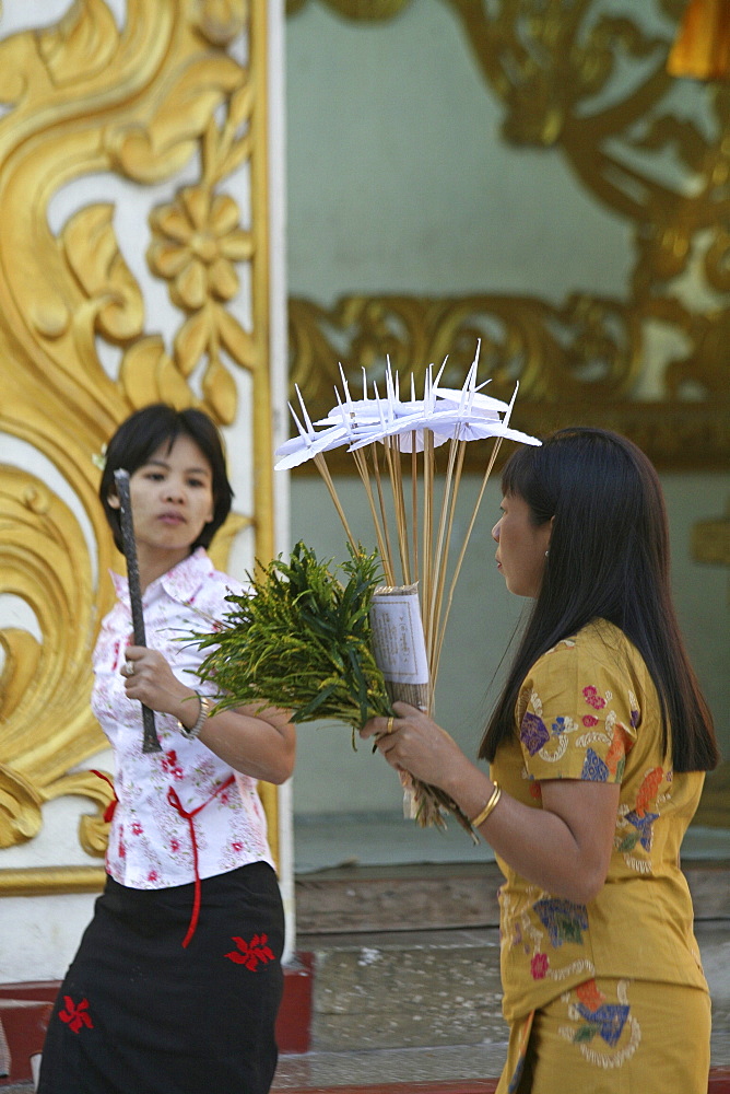 Myanmar shwedagon paya (pagoda), yangon (rangoon), women carrying offerings 