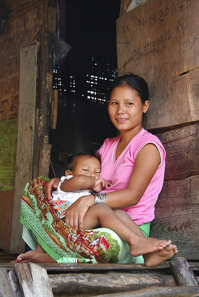 Thailand mother & child, slum dwellers of chiang mai