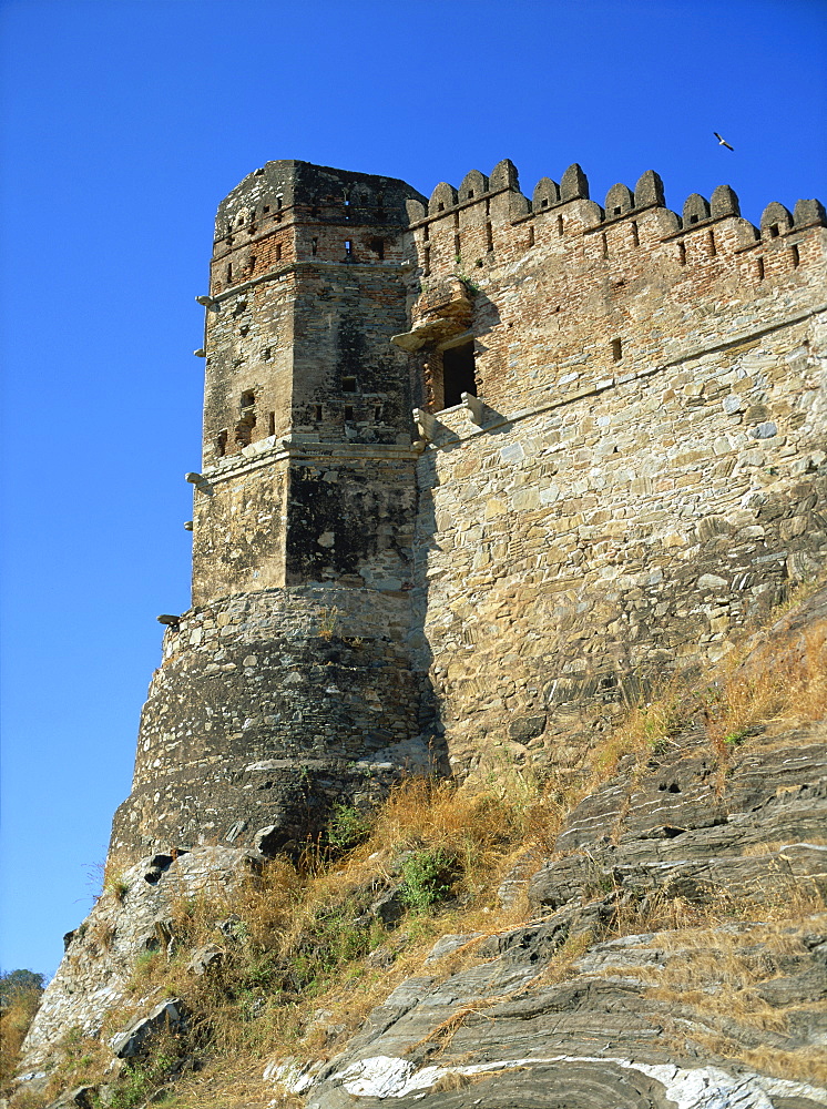 Watchtower and walls guarding approach to Badal Mahal (Cloud Palace), Kumbalgarh Fort, Rajasthan state, India, Asia