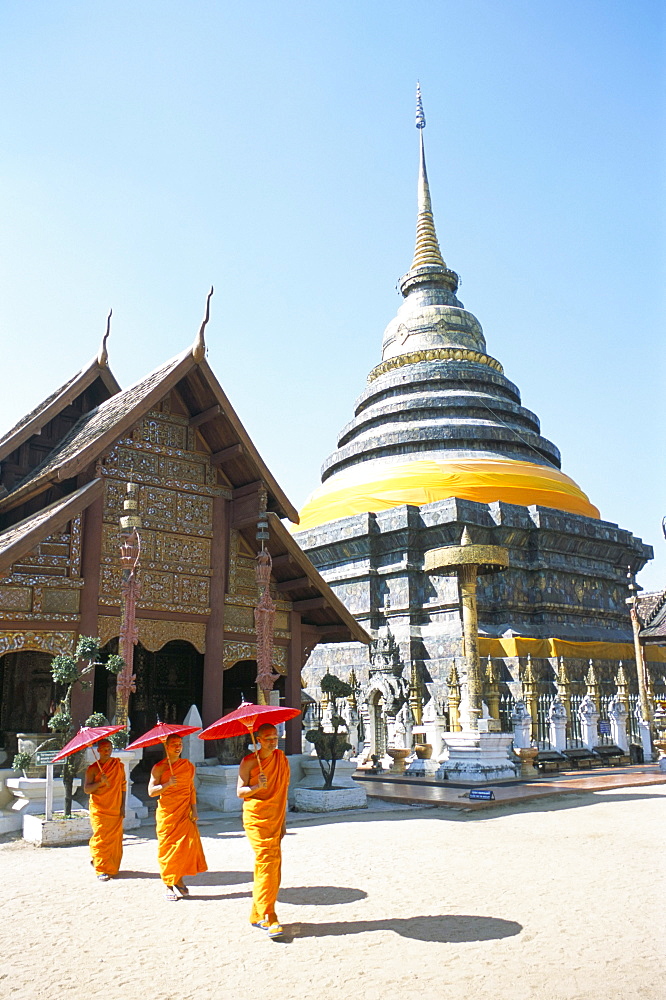 Novice monks and Wat Phra That Lampang Luang, a 15th-16th century Buddhist temple complex near Lampang, northern Thailand, Thailand, Southeast Asia, Asia