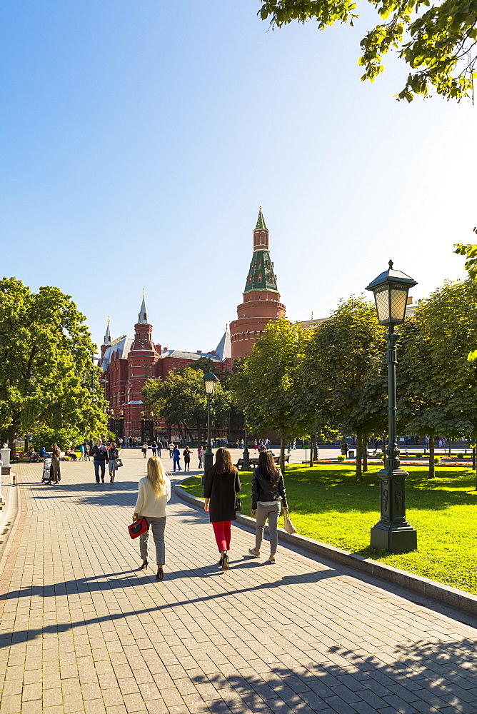 Alexander Garden with the Kremlin in the background, Moscow, Russia, Europe