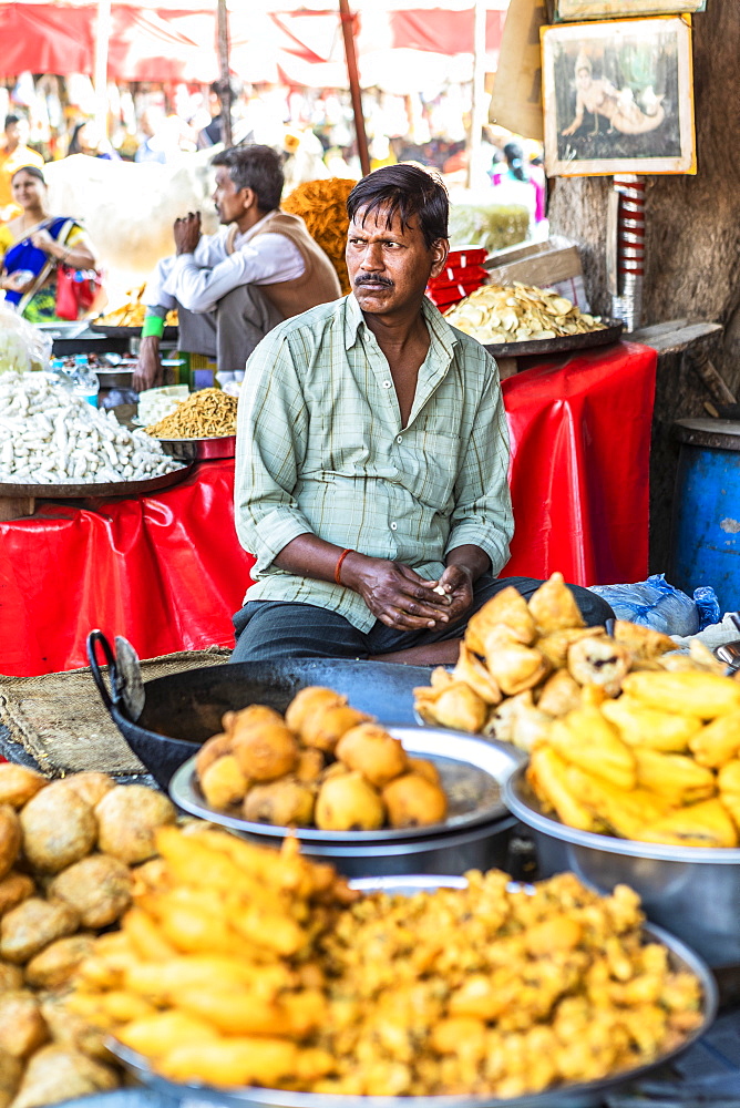 Street food vendor at the Pushkar Camel Fair, Pushkar, Rajasthan, India, Asia