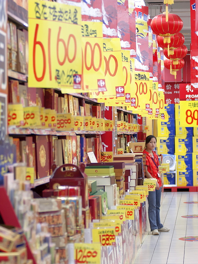 Supermarket worker selling promotions, consumerism in the new China, Shanghai, China, Asia