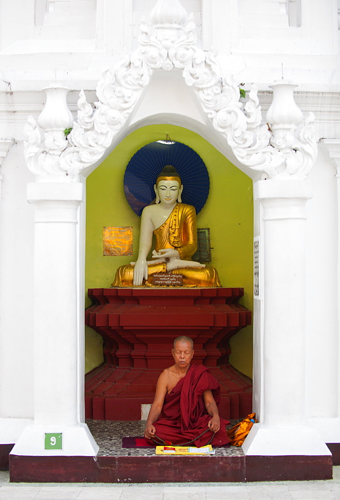 Monk meditating at Shwedagon Pagoda, Yangon (Rangoon), Myanmar (Burma), Asia