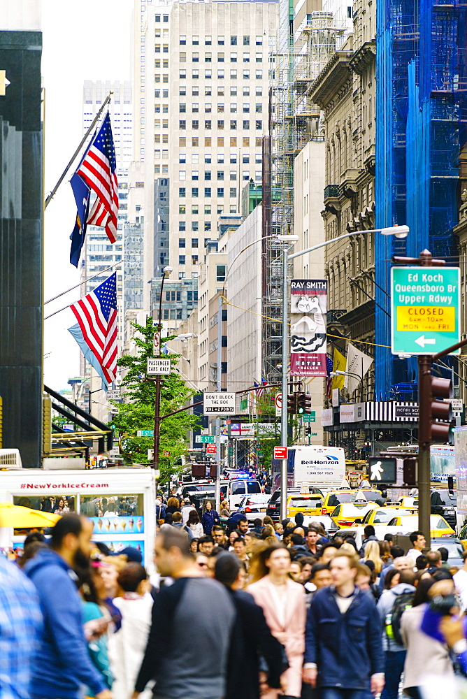 Crowds of shoppers on 5th Avenue, Manhattan, New York City, United States of America, North America