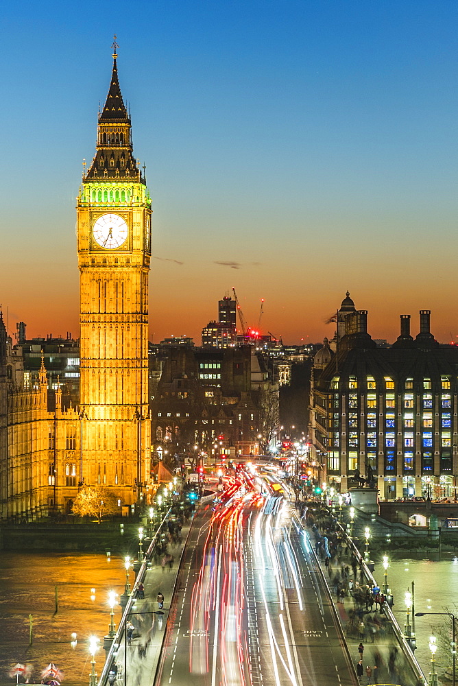 Big Ben (the Elizabeth Tower) and busy traffic on Westminster Bridge at dusk, London, England, United Kingdom, Europe