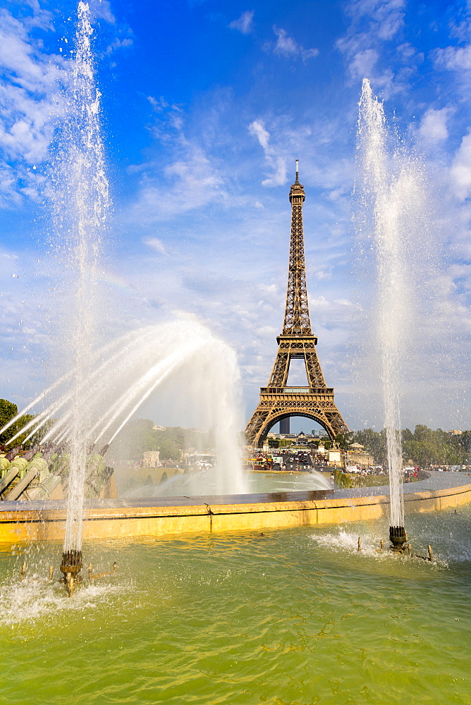 Eiffel Tower and Trocadero fountains and water canons, Paris, France, Europe