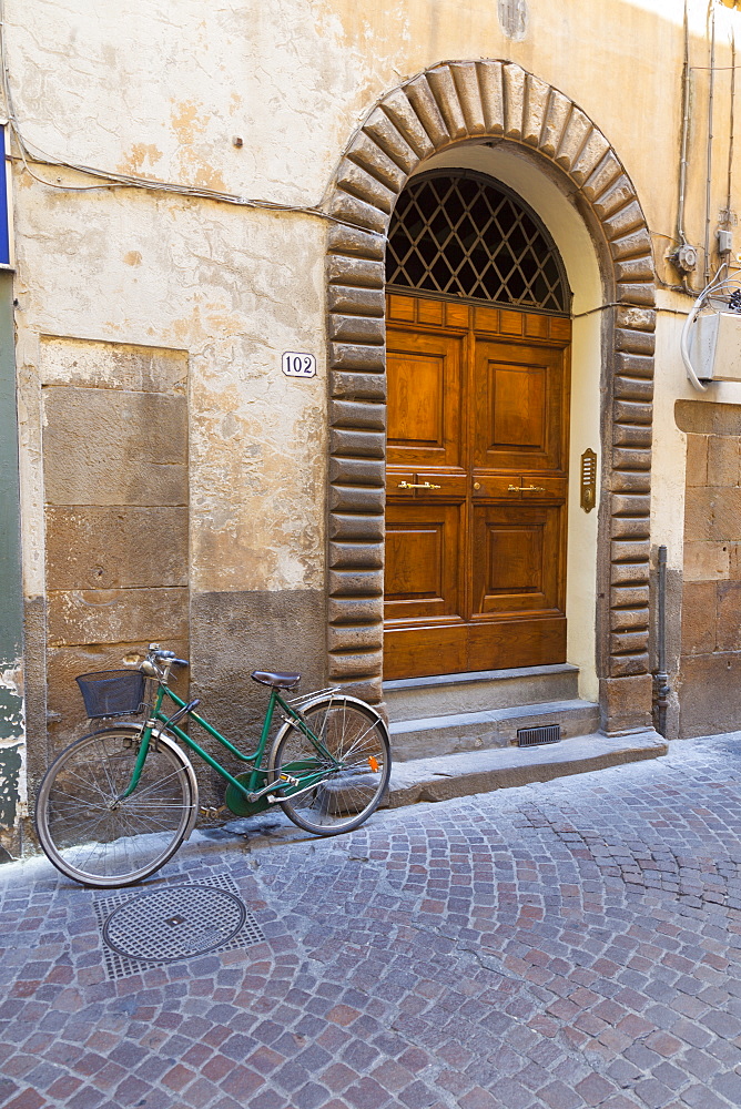 Bicycle parked outside front door, Lucca, Tuscany, Italy, Europe