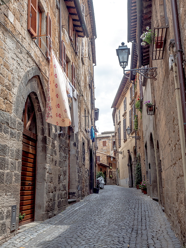 Cobbled medieval street and stone houses, Orvieto, Tuscany, Italy, Europe