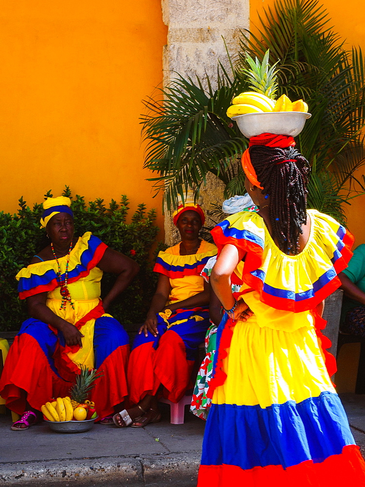 Palenqueras (fruit sellers), Old Town, Cartagena, Colombia, South America