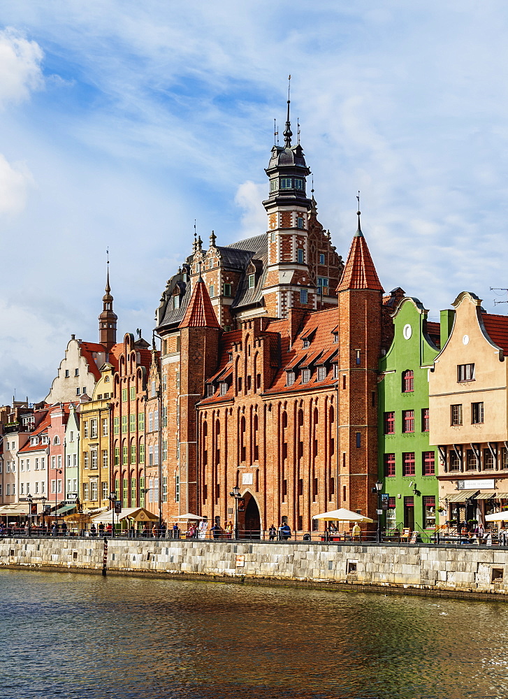 Motlawa River and Mariacka Gate, Old Town, Gdansk, Pomeranian Voivodeship, Poland, Europe