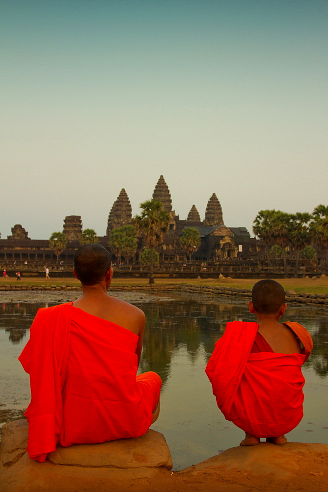 Novice Buddhist monk and his teacher at Angkor Wat, UNESCO World Heritage Site, Siem Reap, Cambodia, Indochina, Southeast Asia, Asia