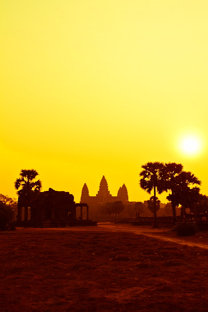 Sunrise over the temple of Angkor Wat, UNESCO World Heritage Site, Siem Reap, Cambodia, Indochina, Southeast Asia, Asia