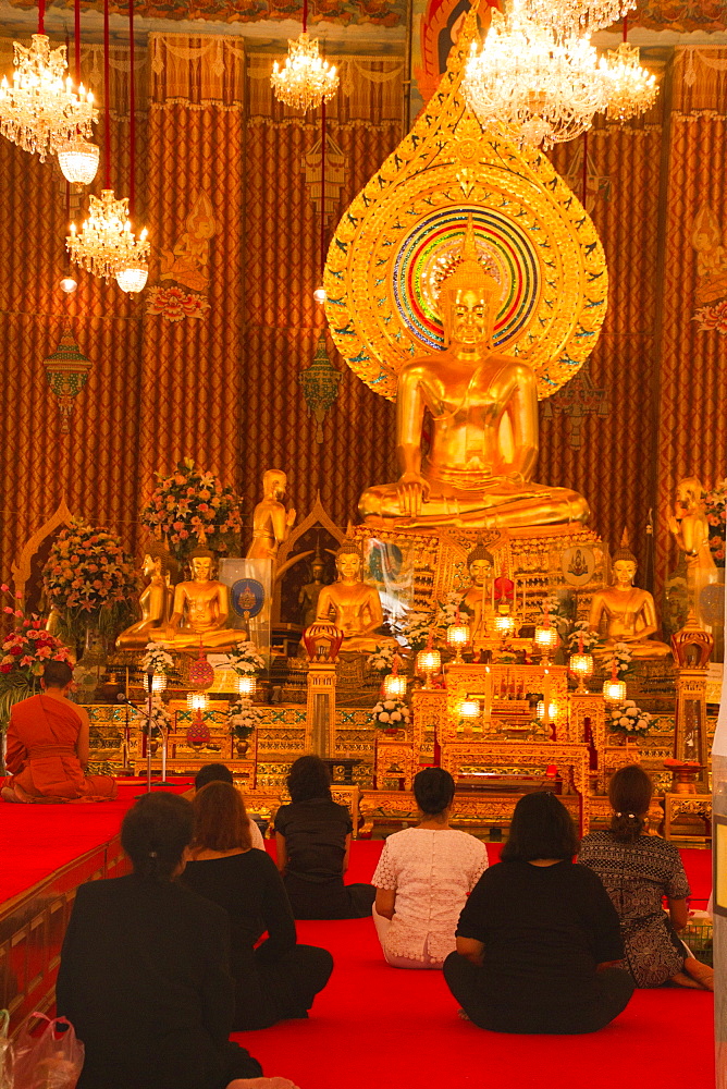 Devotees of the Buddhist temple of Wat Chana Songkhram, Bangkok, Thailand, Southeast Asia, Asia