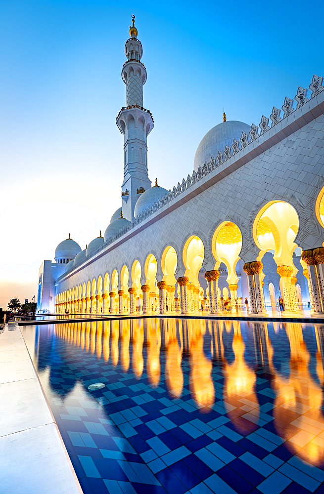 Abu Dhabi's magnificent Grand Mosque lit up during the evening blue hour, Abu Dhabi, United Arab Emirates, Middle East