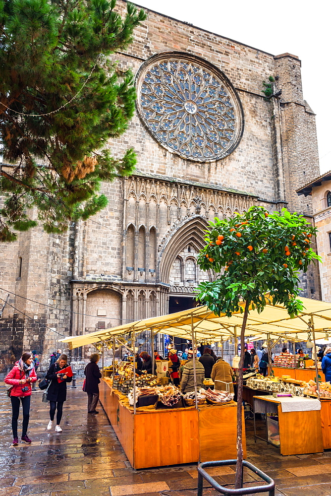 Market stalls in front of the Gothic church of Santa Maria del Mar, La Ribera, Barcelona, Catalonia, Spain, Europe