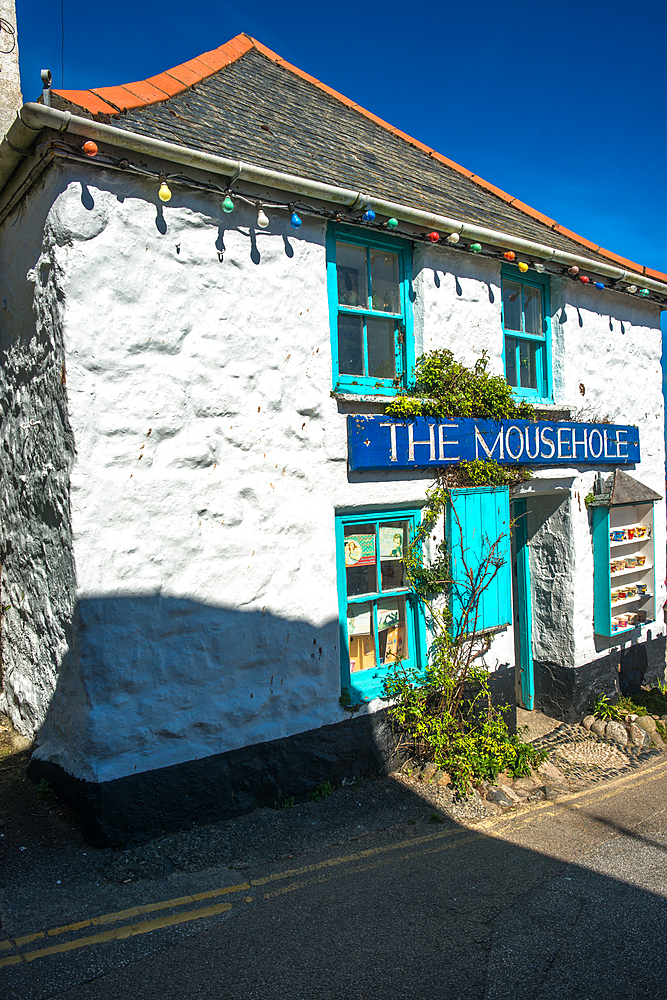 Whitewashed cottage at the picturesque fishing village of Mousehole, Cornwall, England, United Kingdom, Europe