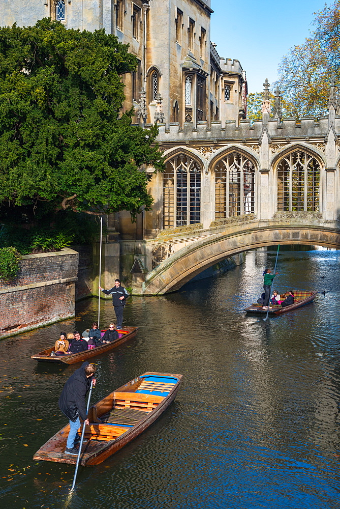 Punts going under the Bridge of Sighs, St. Johns College, University of Cambridge, Cambridge, Cambridgeshire, England, United Kingdom, Europe