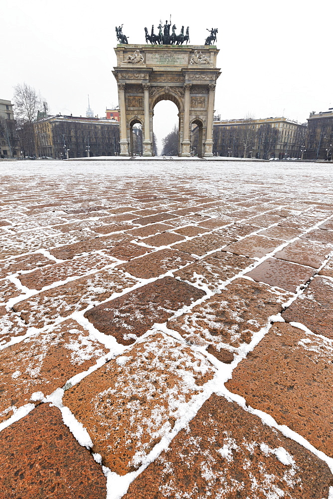 Arch of Peace after a snowfall, Milan, Lombardy, Northern Italy, Italy, Europe