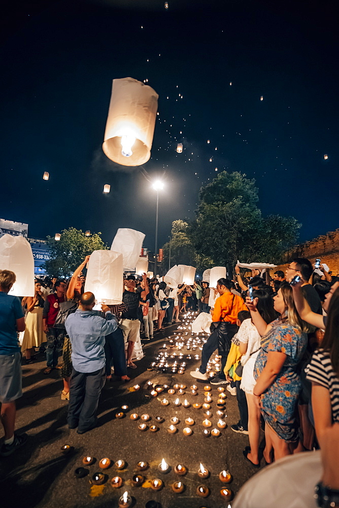 Releasing lanterns at New Year's Eve, Chiang Mai, Thailand, Southeast Asia, Asia