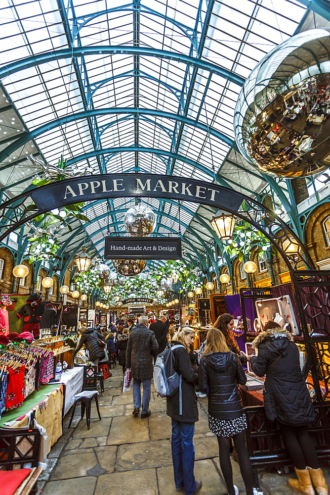 Apple Market at Christmas, Covent Garden, London, England, United Kingdom, Europe