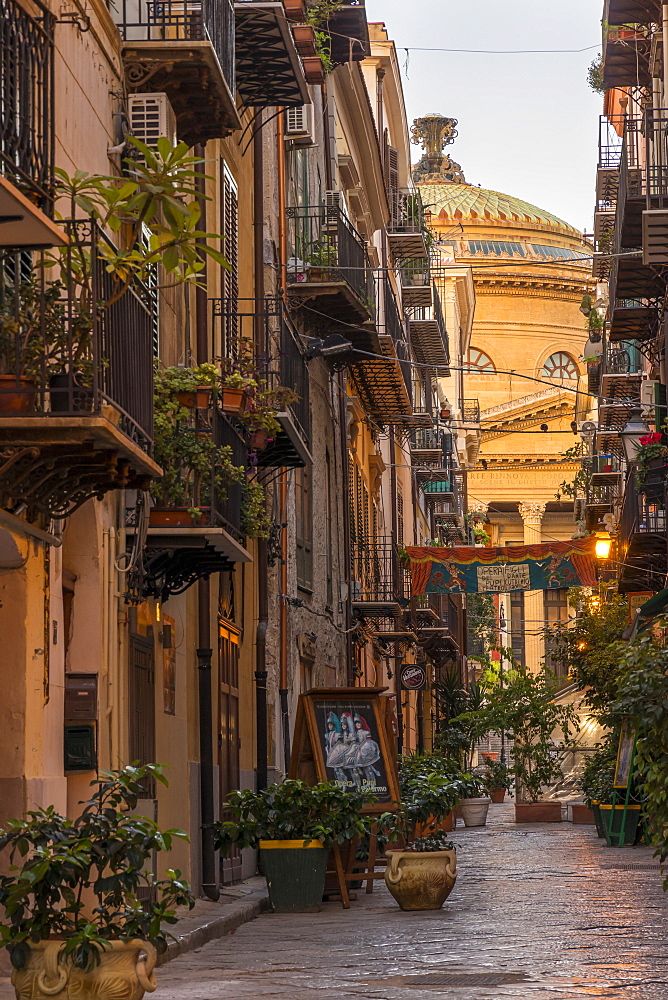 The Massimo Theatre (Teatro Massimo) seen from an alley, Palermo, Sicily, Italy, Europe