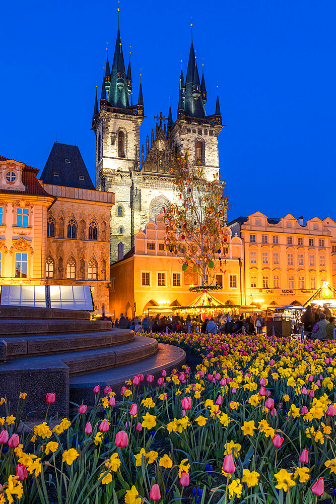 Staromestske namesti (Old Town Square) and Our Lady before Tyn Church at dusk, UNESCO World Heritage Site, Prague, Bohemia, Czech Republic, Europe