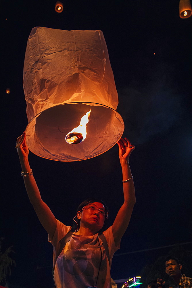 Releasing lanterns, Yee Peng and Loy Krathong Festival, Chiang Mai, Thailand, Southeast Asia, Asia