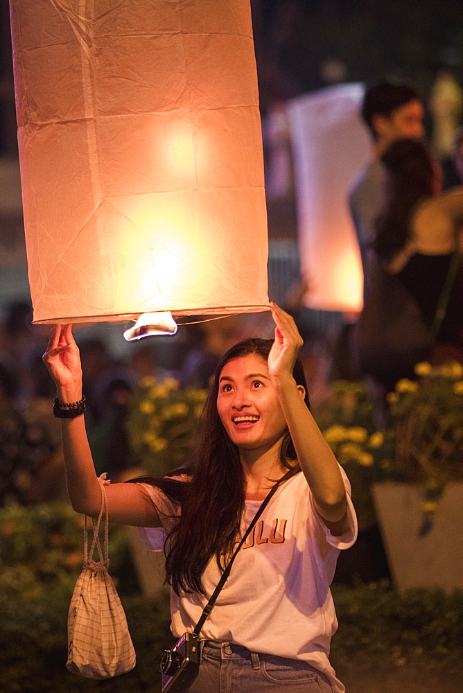 Releasing lanterns, Yee Peng and Loy Krathong Festival, Chiang Mai, Thailand, Southeast Asia, Asia