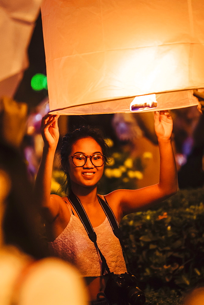 Releasing lanterns, Yee Peng and Loy Krathong Festival, Chiang Mai, Thailand, Southeast Asia, Asia