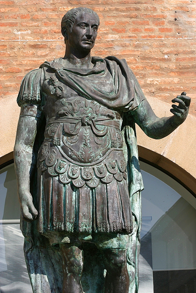 Bronze statue of Julius Caesar, Piazza Tre Martiri, Rimini, Emilia Romagna, Italy, Europe