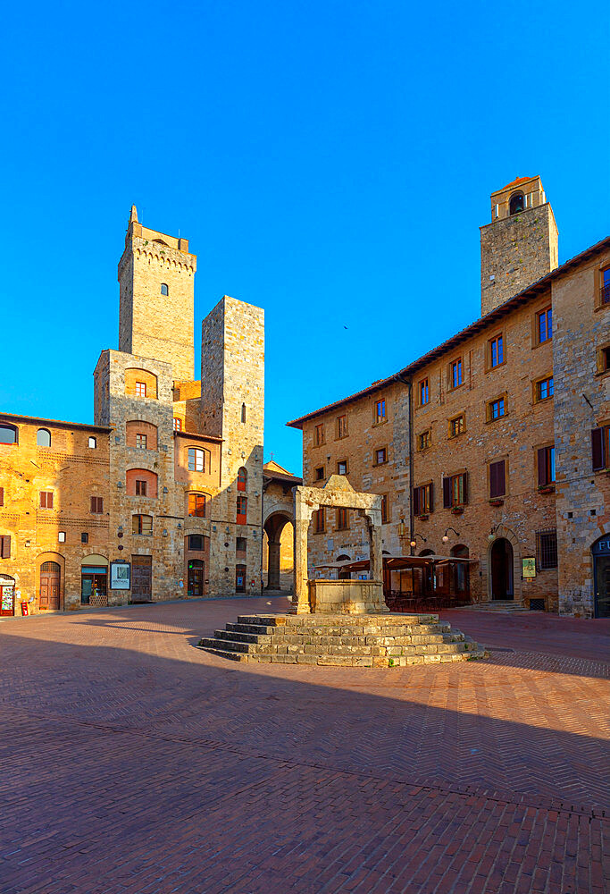 Piazza della Cisterna, San Gimignano, UNESCO World Heritage Site, Siena, Tuscany, Italy, Europe