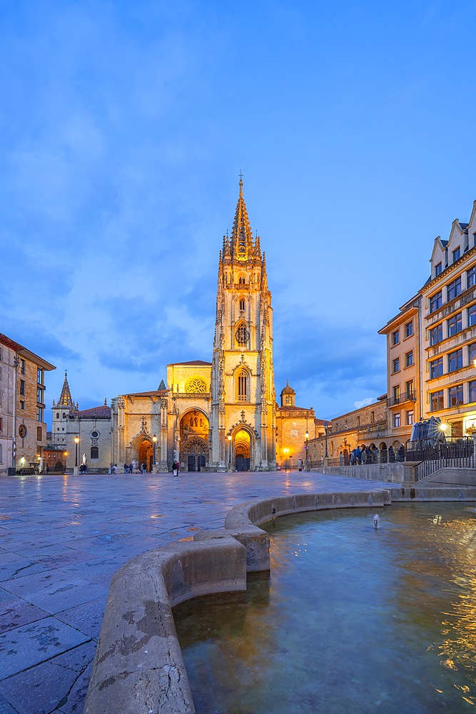 Alfonso II el Chaste Square, Cathedral of the Holy Savior,, Oviedo, Asturias, Spain